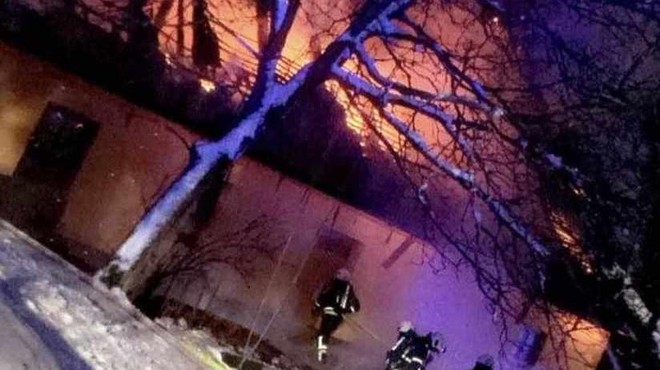V okolici Slovenj Gradca ognjeni zublji "pogoltnili" hišo: ognju kljubovalo 65 pogumnih gasilcev (foto: Koroška čveka/Facebook)