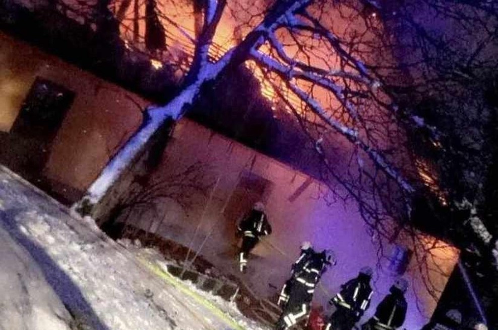 V okolici Slovenj Gradca ognjeni zublji "pogoltnili" hišo: ognju kljubovalo 65 pogumnih gasilcev (foto: Koroška čveka/Facebook)