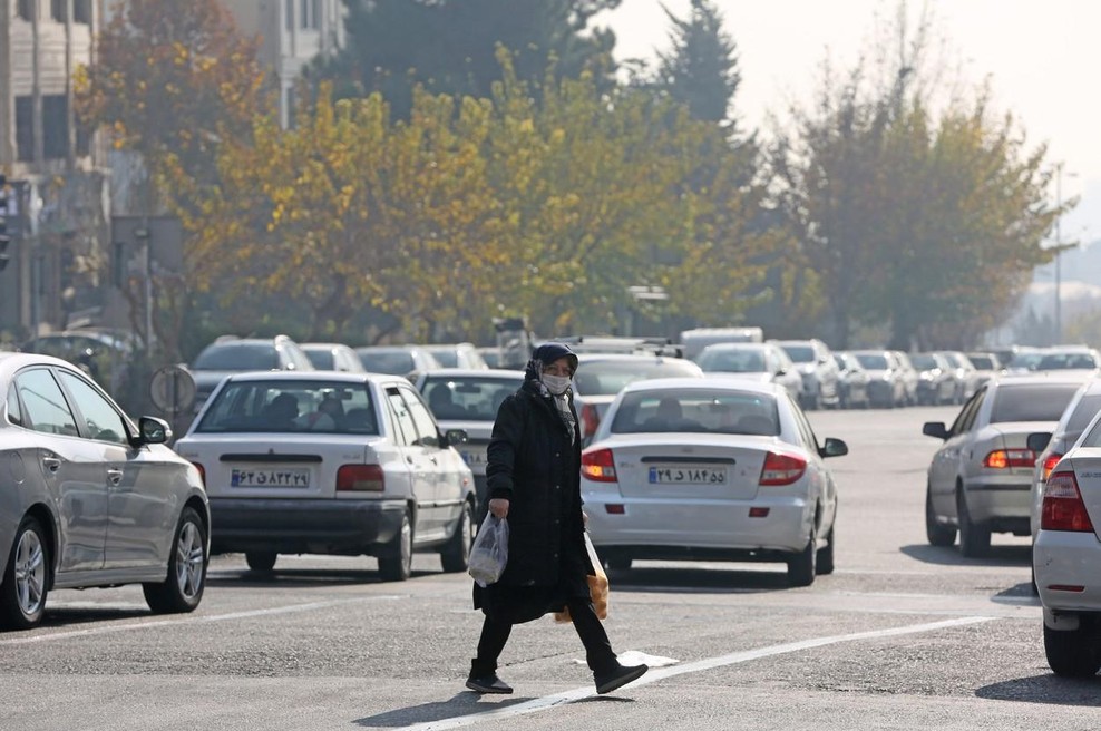 V enem najbolj onesnaženih mest na svetu ljudi pozvali, naj ostanejo doma (prekriva jih rumenkast smog) (foto: Profimedia)