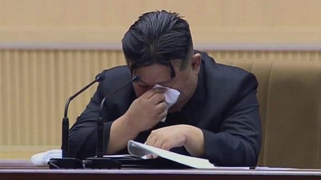 Kaj ga je tako vznemirilo? Kim Džong Un točil krokodilje solze, nekaj je hudo narobe (foto: Twitter/Daily Mail)