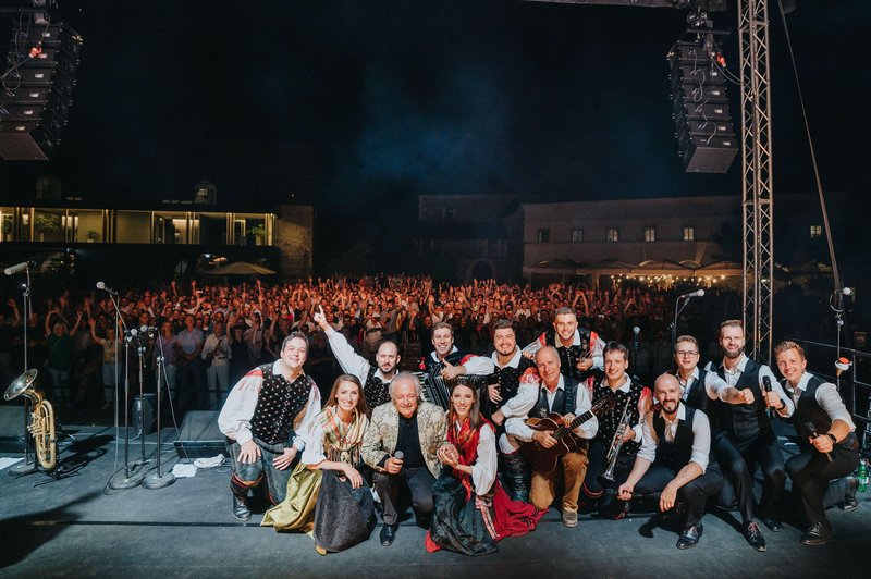 Ansambel Saša Avsenika z gosti na razprodanem koncertu na Ljubljanskem gradu.