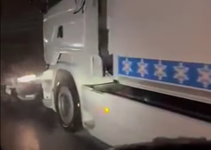 Bizaren prizor na naših avtocestah: tovornjak divja po cesti, pred seboj pa potiska … avto! (VIDEO)