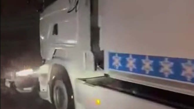 Bizaren prizor na naših avtocestah: tovornjak divja po cesti, pred seboj pa potiska … avto! (VIDEO) (foto: Ustvarimo reševalni pas na avtocestah/Posnetek zaslona)