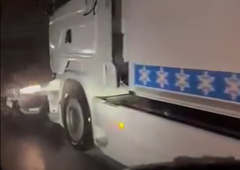 Bizaren prizor na naših avtocestah: tovornjak divja po cesti pred seboj pa potiska … avto! (VIDEO)