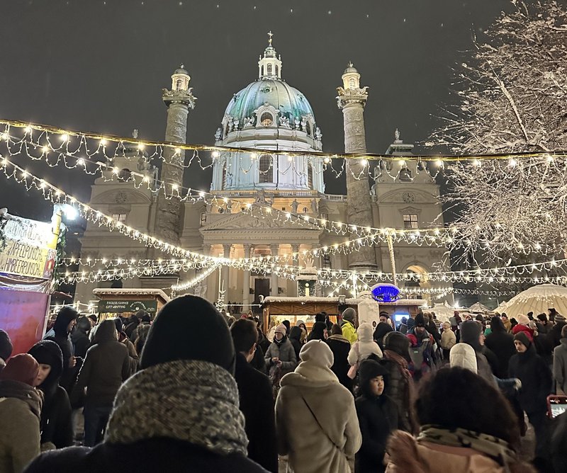 Božični sejem pred baročno cerkvijo Karlskirche, znan tudi kot Art Advent.
