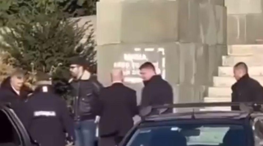 "Mama, kako to, da so konji zajahali ljudi?!" Pred skupščino narisal grafit, policija pa ga je ... (VIDEO) (foto: Omrežje X/posnetek zaslona)