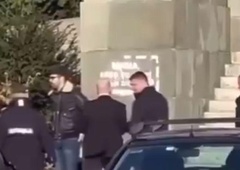 "Mama, kako to, da so konji zajahali ljudi?!" Pred skupščino narisal grafit, policija pa ga je ... (VIDEO)