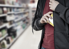 Stroga kazen: v trgovini ukradel salame in sir, da bi nahranil otroke, zdaj mu grozi eno leto zapora