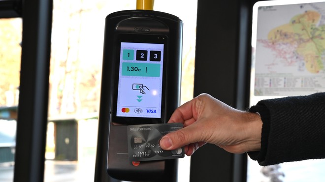 Na avtobus s plačilno kartico: vam lahko sistem v primeru plačevanja s telefonom pobere denar iz več virov? (Preverili smo) (foto: Žiga Živulovič jr./Bobo)