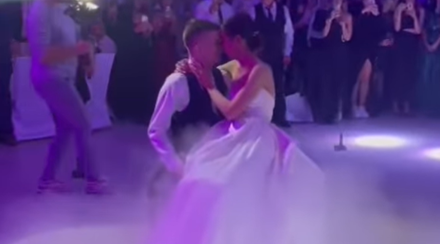 Poročni ples, ob katerem je javnost zajokala: ženin vstal z invalidskega vozička in se zavrtel s svojo nevesto (VIDEO) (foto: Instagram/dalmatinskapisma)