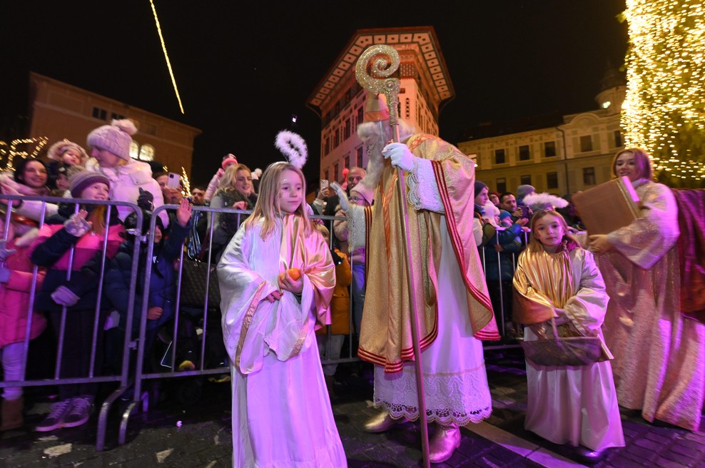 V družbi parkeljnov in angelov otroke ponoči obiskal Miklavž (foto: Bobo/Žiga Živulović)