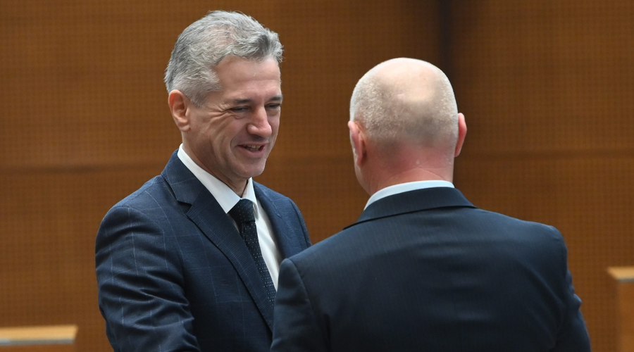 Vlada ima dva nova ministra: v opoziciji kritični, da že na predstavitvi nista podala prepričljivih rešitev (foto: Žiga Živulovič jr./Bobo)