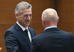 Vlada ima dva nova ministra: v opoziciji kritični, da že na predstavitvi nista podala prepričljivih rešitev