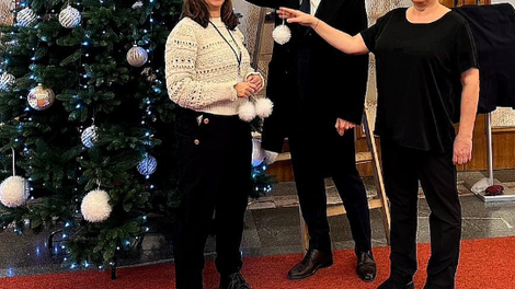 robert golob okraševanje jelka božič