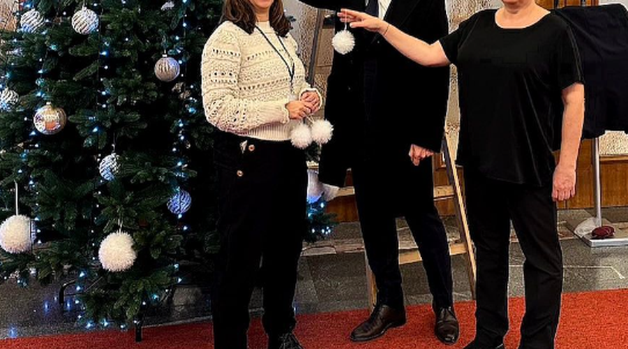 Pri okraševanju božične jelke v Državnem zboru pomagal prav poseben par rok (za koga gre?) (foto: Robert Golob/Instagram)