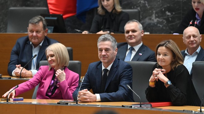 Slovenci močno razdeljeni: naj Golobova vlada odstopi ali naj z delom nadaljuje? (foto: Žiga Živulovič jr./Bobo)