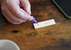 Nov sev koronavirusa zelo nalezljiv, pozorni pa bi morali biti predvsem na dva simptoma (zdravniki opozarjajo)