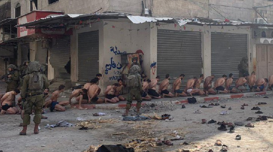 Šokantni posnetki iz Gaze: Izraelci ujetnike zvezali in slekli kar na ulicah, med njimi tudi civilisti in novinar (VIDEO) (foto: Twitter/Jotam Confino)