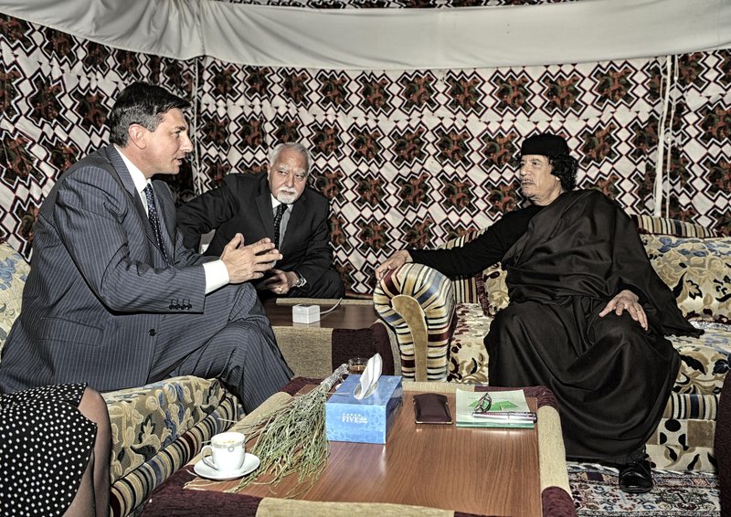 Predsednik vlade RS Borut Pahor se je srečal z libijskim predsednikom Moamerjem El Gadafijem na uradnem obiskom v Libiji.