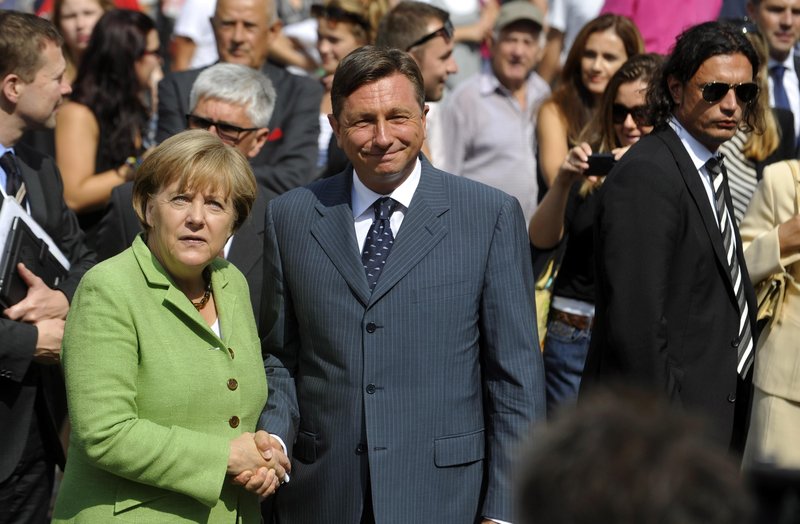 Predsednik vlade RS Borut Pahor se na Prešernovem trgu rokuje z nemško zvezno kanclerko Angelo Merkel, ki se je mudila na obisku v Sloveniji (avgust 2011).