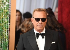 Sveže ločeni Kevin Costner naj bi našel ljubezen s to znano pevko