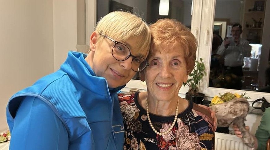 Nataša Pirc Musar mami za rojstni dan spekla kar dve torti (FOTO) (foto: Facebook/Nataša Pirc Musar)