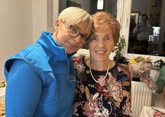 Nataša Pirc Musar mami za rojstni dan spekla kar dve torti (FOTO)