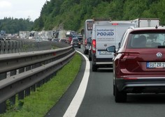 Spet zastoji, promet na avtocesti poteka le po enem pasu