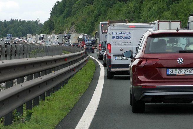 Zaradi prometne nesreče zaprta štajerska avtocesta, preverite kje so zastoji