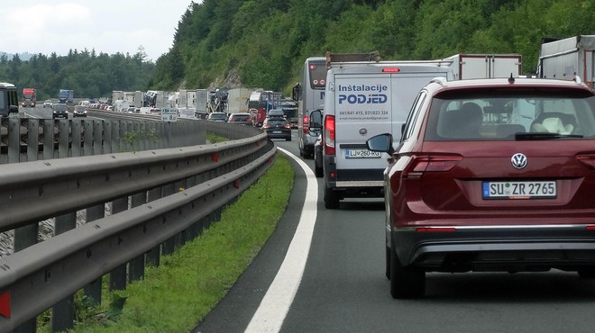 Na slovenskih cestah več zastojev: preverite, katerim odsekom se je bolje izogniti (foto: Bobo)