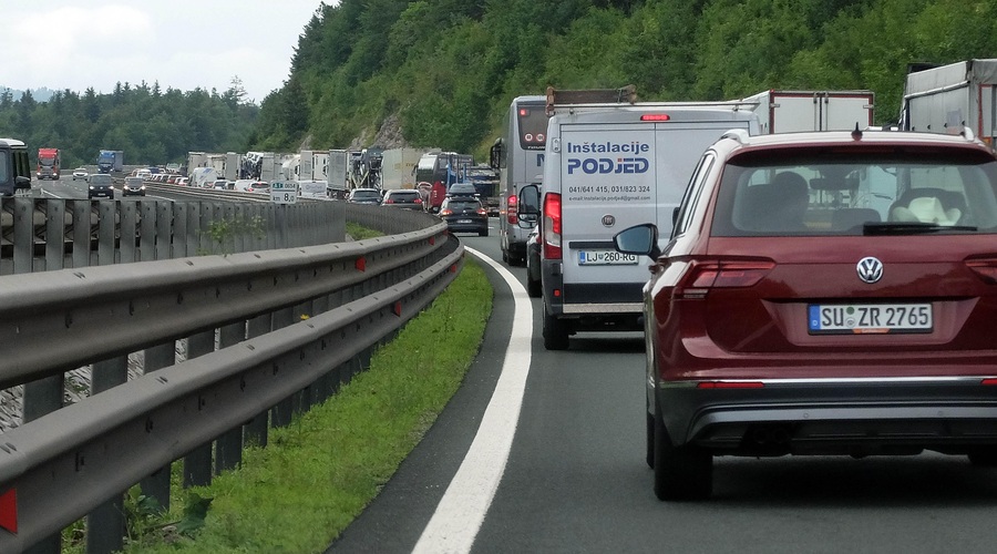 Previdno na cesti, prihaja do zastojev! (foto: Bobo)