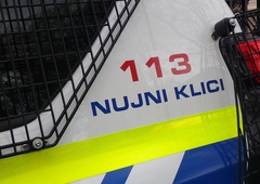 Policija išče voznika: bil je vpleten v nesrečo, v kateri je huje poškodovan otrok