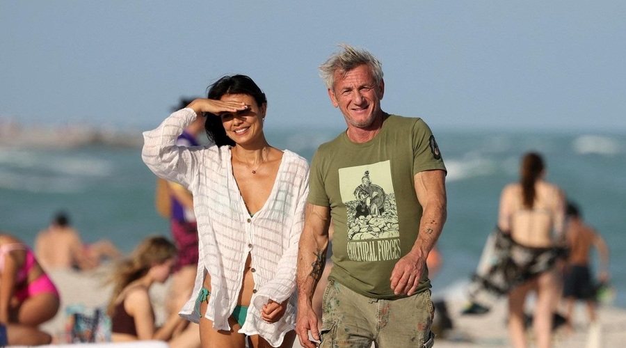Igralca Seana Penna ujeli z več kot dvajset let mlajšo. Se vam zdi znana? (foto: Profimedia)