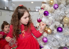 Mala Karolina se še vedno bori za boljše življenje, pomagajmo ji: "Za božič si želiva samo, da bi Karolina lahko živela"