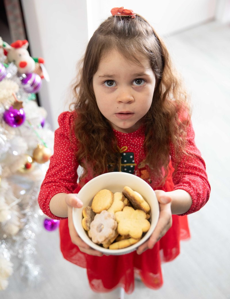 Karolina se kljub bolezni zelo veseli božičnih praznikov, posebej rada s starši peče piškote.