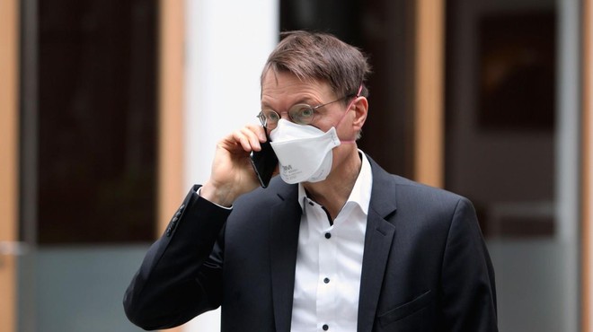 "Na avtobusih in vlakih naj vsi spet nosijo masko," je jasen nemški minister za zdravje (foto: profimedia)