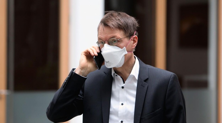 "Na avtobusih in vlakih naj vsi spet nosijo masko," je jasen nemški minister za zdravje (foto: profimedia)