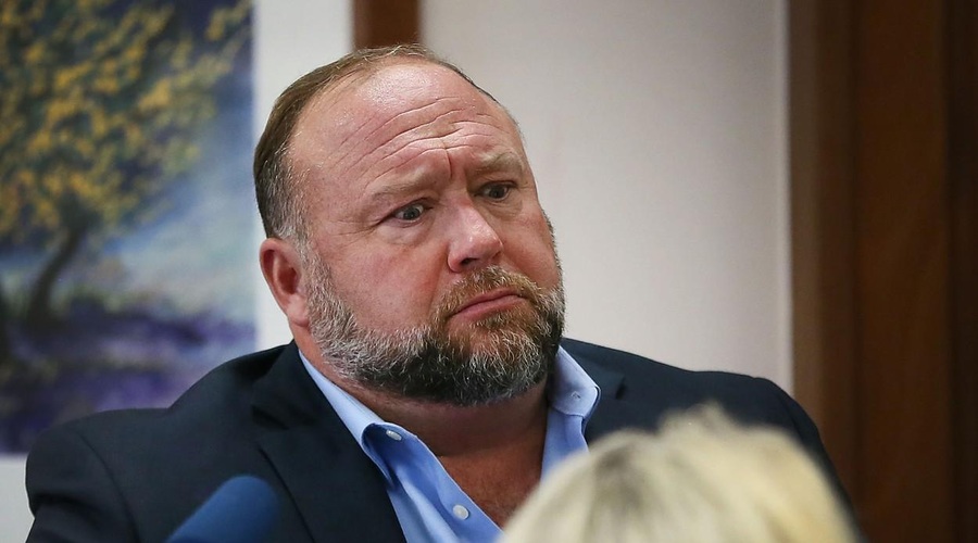 Na omrežje X se je vrnil zloglasni desničarski teoretik zarote (zanikal celo pokol na šoli Sandy Hook) (foto: Profimedia)