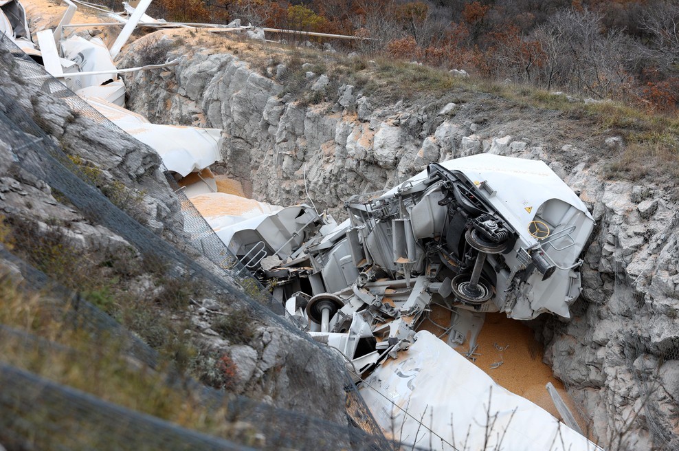Hudo trčenje tovornega vlaka in tirnega vozila: vlak uničen do neprepoznavnosti (FOTO) (foto: Nel Pavletic/PIXSELL/BOBO)