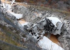 Hudo trčenje tovornega vlaka in tirnega vozila: vlak uničen do neprepoznavnosti (FOTO)