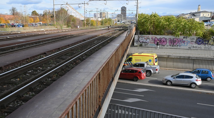Cesto bodo popolnoma zaprli za promet. (foto: Žiga Živulović j.r./Bobo)