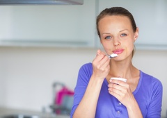 Grški jogurt ali kefir: nutricionisti zdaj razkrili vso resnico o tem, kaj je boljše za zdravje črevesja