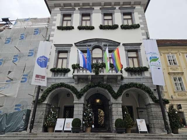 Na Mestni hiši v Ljubljani visi mavrična zastava.