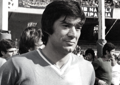 Žalostna novica: umrl legendarni nogometaš, ki je bil ključen za prihod Diega Maradone v Italijo