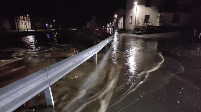 Slovenija znova ogrožena: nekateri deli države lahko ponoči poplavijo (nevarnost bo veljala tudi čez dan) (foto: Facebook/InfoPot/Klavdija H.)