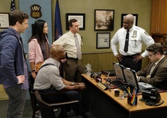 Hollywood žaluje: umrl igralec TV-uspešnice, ki je tudi nas močno nasmejala