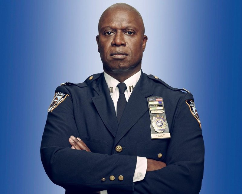 Andre Braugher kot načelnik Holt v seriji Brooklyn Nine-Nine.