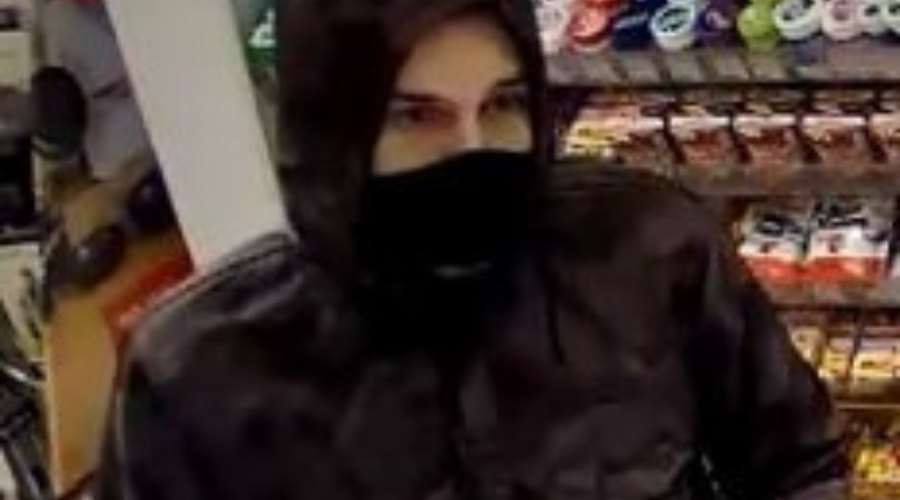 Mariborski policisti iščejo roparja: prepoznate osebo na fotografiji? (foto: PU Maribor)