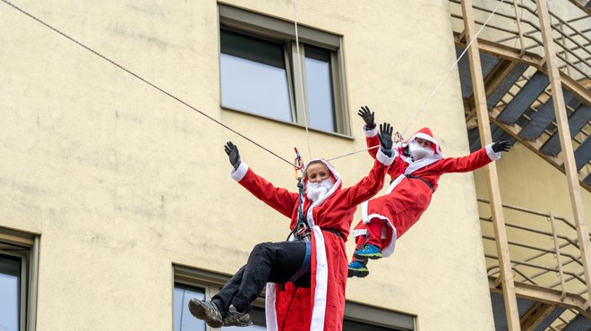 Božički se bodo spustili s strehe Klinike za pediatrijo in razveselili bolne otroke (foto: Mediaspeed/Matjaž Vertuš)
