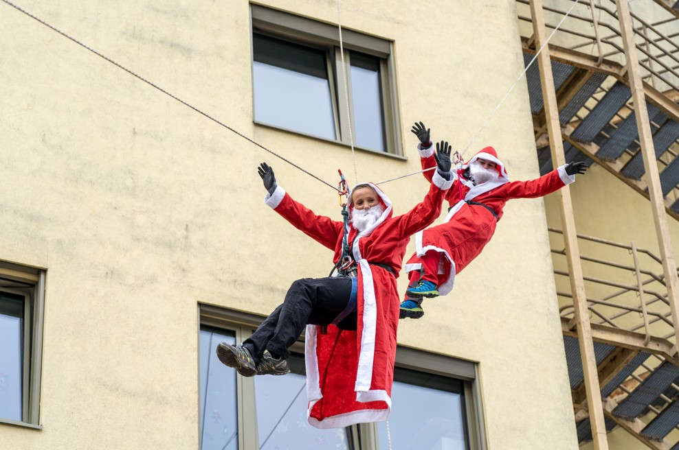 Božički se bodo spustili s strehe Klinike za pediatrijo in razveselili bolne otroke (foto: Mediaspeed/Matjaž Vertuš)